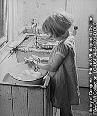 小女孩洗鸡蛋的照片。