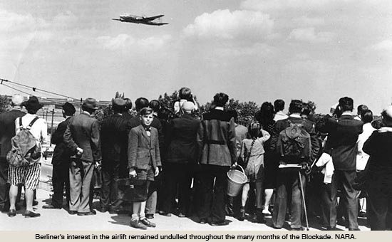 柏林居民看着一辆C-54