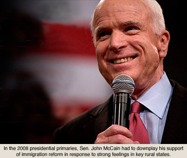 参议员约翰·麦凯恩(John McCain)淡化了他对移民改革的支持